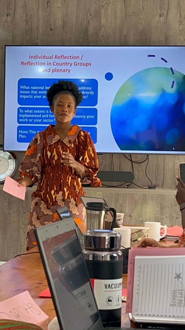 Lawrencia Owusu presenting to a workshop